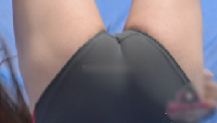 【モッコリ高跳びJD美女】グレーパンツがピチピチ