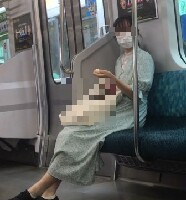 細身女子大生の開脚丸見えパンツ