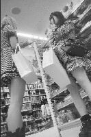 お姉さん３名　パンチラ