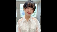 AIの素人風モデルの私服を脱がしたヌード写真作品です。