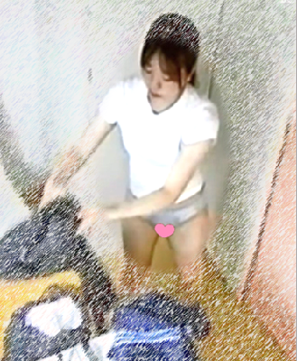 就職前研修の色白女子大生の生着替えを監視２！