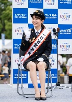 イベントにて微笑む制服美女のパンチラ
