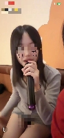 かわいい子がカラオケ熱唱中ずーとちらちら配信