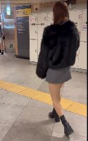 ミニスカお姉さんのはみ出す白パンティ